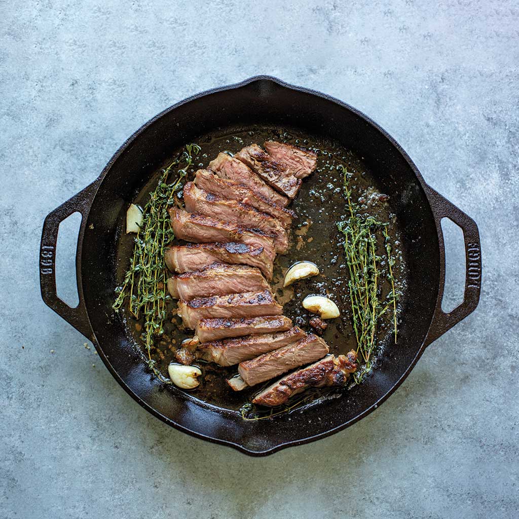 Round cast iron saucepan with two handles from the SeasonedeReady to use line 30.5 cm